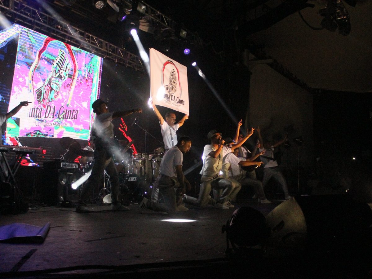 Presentación en el escenario del Canta DA Canta