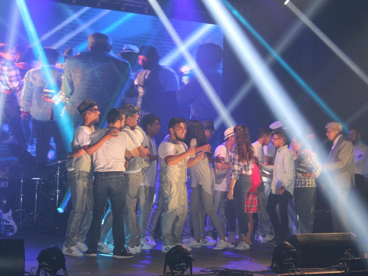 Participantes reunidos en el escenario del Canta DA Canta