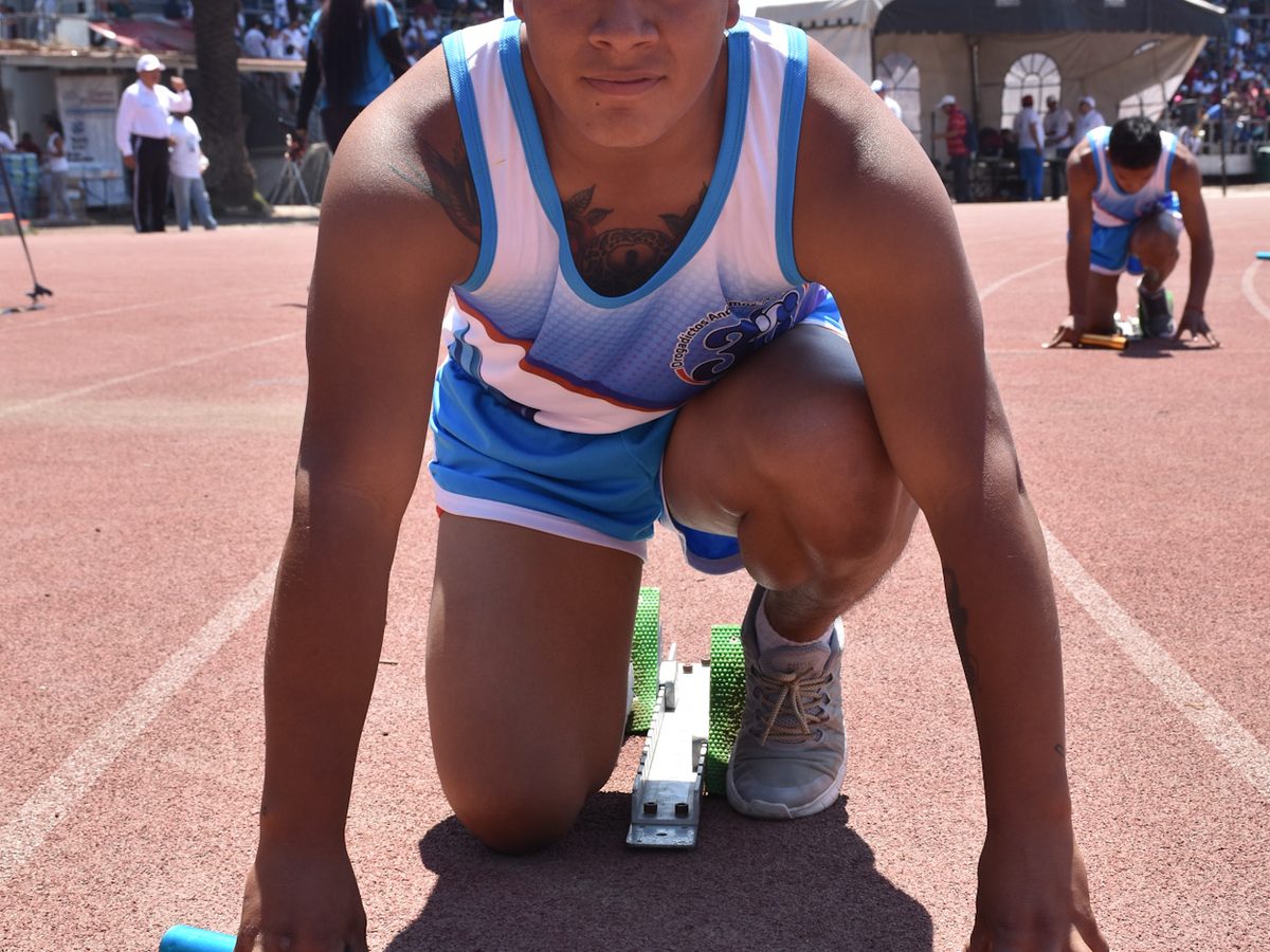 Atleta en posición de salida durante la DAOlimpiada