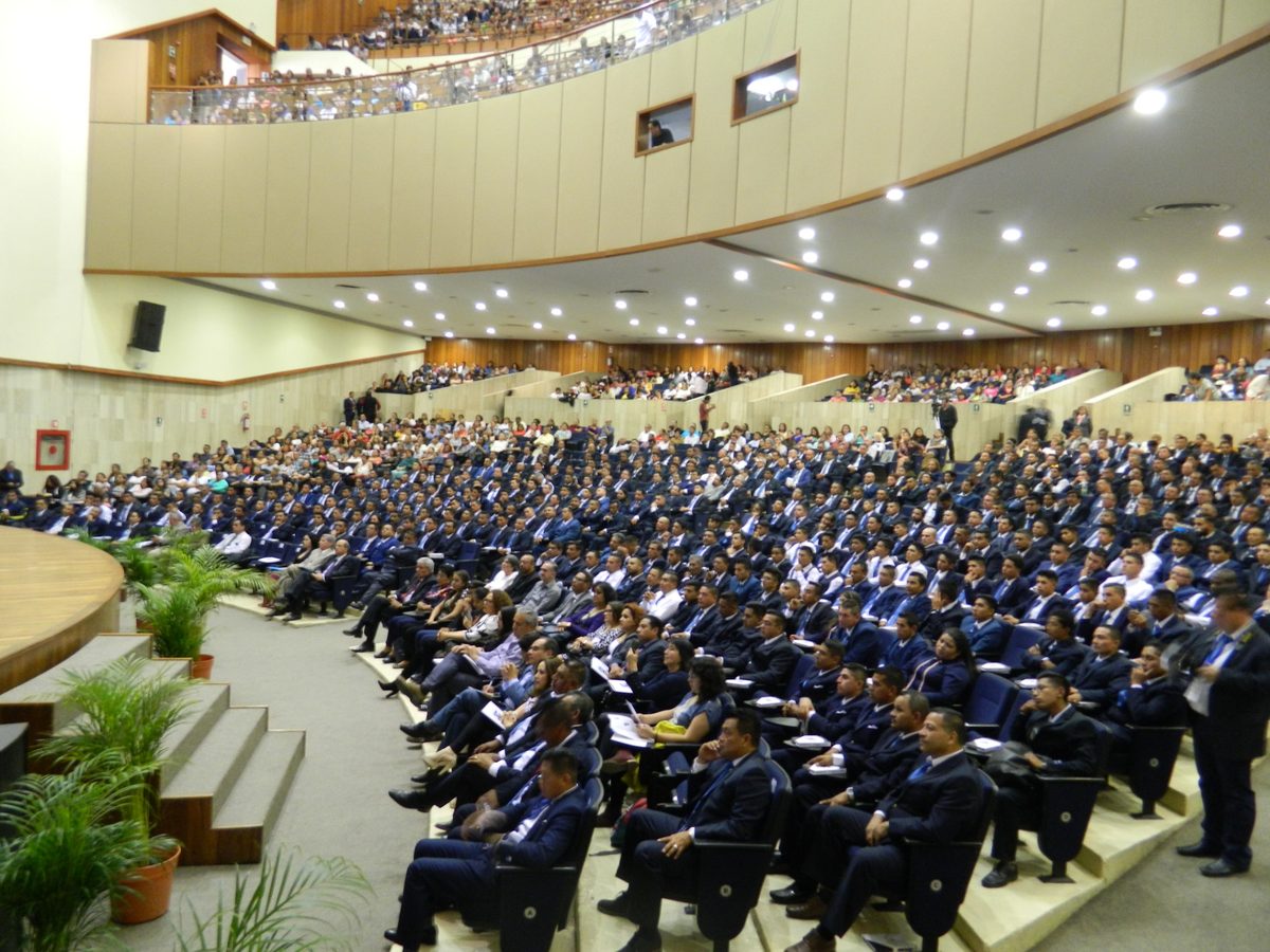 Auditorio lleno durante un evento nacional anterior de Drogadictos Anónimos